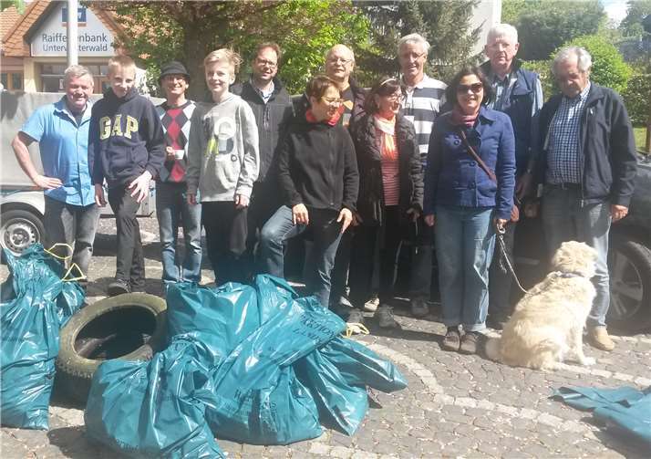 Die fleißigen Helfer und der gesammelte Unrat. Privat