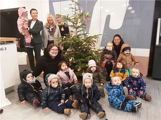 Die fleißigen Helfer vor dem Weihnachtsbaum.  Foto: Haus für Kinder