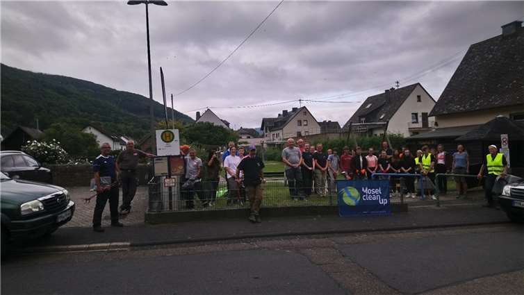 Die fleißigen Helfer vor ihrem Einsatz.Foto: Walter Escher