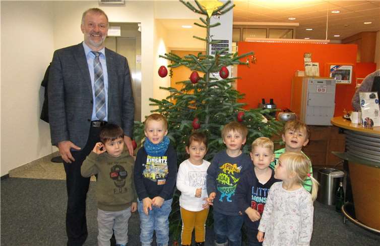 Die fleißigen Helfer vor ihrem Tannenbaum. Foto: privat