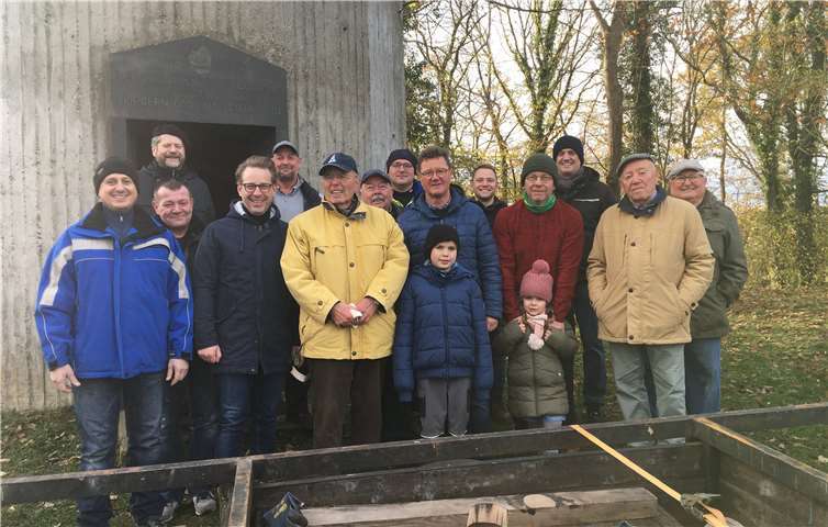 Die fleißigen Helfer zogen die schwere Kerzenflamme händisch in die Höhe. Foto: privat