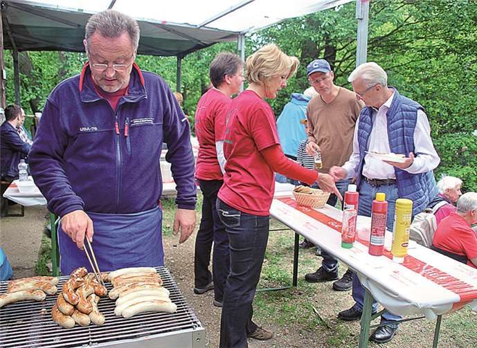Die fleißigen Helferinnen und Helfer sorgten liebevoll für das leibliche Wohl der Besucher.