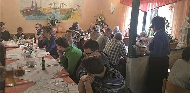 Die fleißigen Helferinnen und Helfer stärkten sich nach getaner Arbeit mit Gulaschsuppe. privat