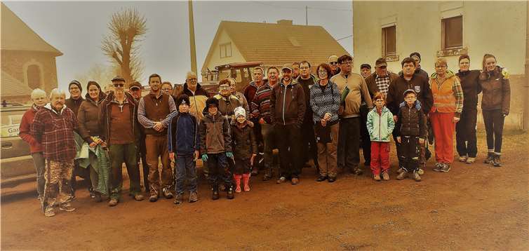 Die fleißigen Helferinnen und Helfer versammelten sich zum Erinnerungsfoto.Foto: privat