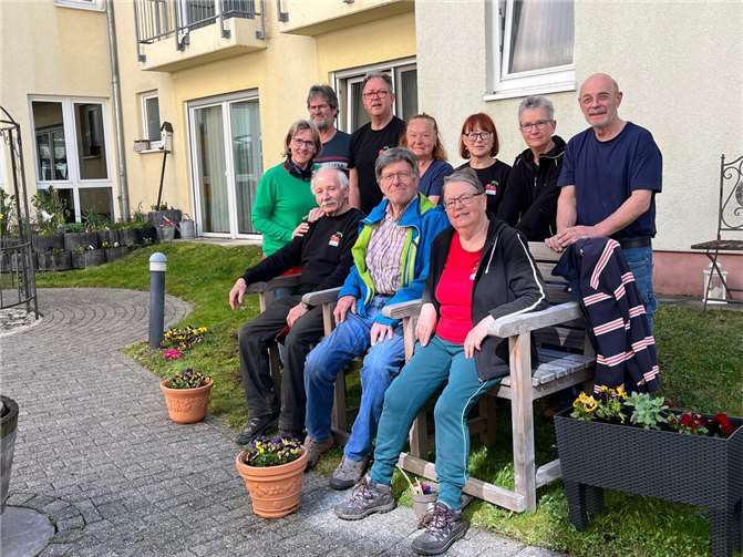 Die fleißigen Helferinnen und Helfer von Förderverein, Obst- u. Gartenbauverein und vom Haus.  Fotos: privat