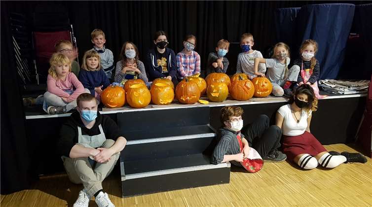 Die fleißigen Kürbisschnitzer. Fotos: Nasti Houshmand / Stadtverwaltung Lahnstein