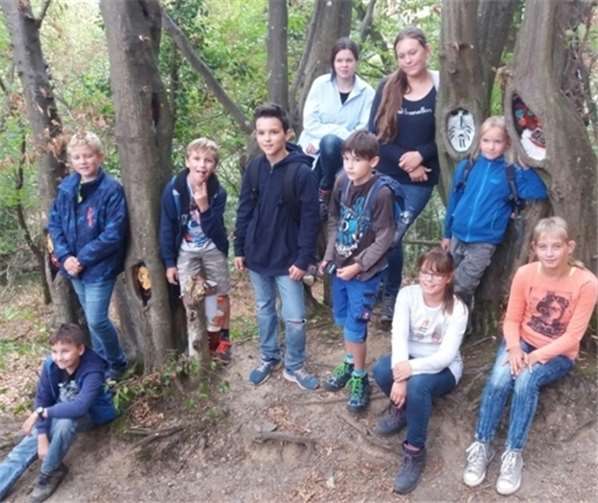 Die fleißigen MalerInnen bemalten 30 Fratzen mit bunten Farben. privat