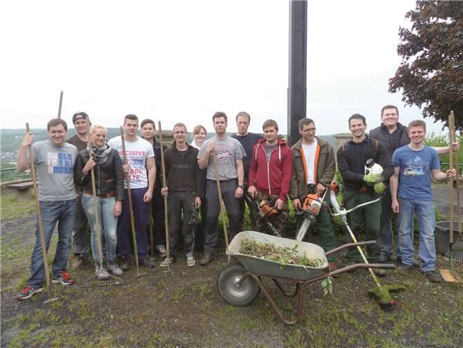 Die fleißigen Mitglieder des Junggesellenvereins und der Jungen Union mit ihren Vorsitzenden Kai Stauf (6. v. l.) und Stefan Schmitz (l.) sowie Bürgermeister-Kandidat Andreas Nagel (2. v. r.) und Baumpflege-Spezialist Dominik Ben Klein (3. v. r.). privat