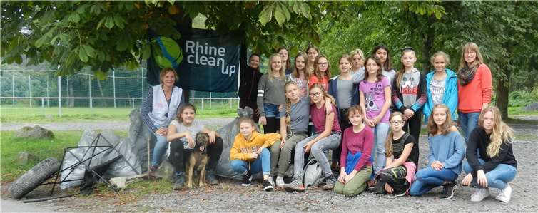 Die fleißigen Schülerinnen mit Frau Heuser (li.) und Julia Gausepohl (re.).Foto: privat