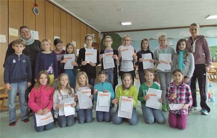 Die fleißigen Sportlerinnen und Sportler der Regenbogenschule freuen sich über ihr Sportabzeichen. privat