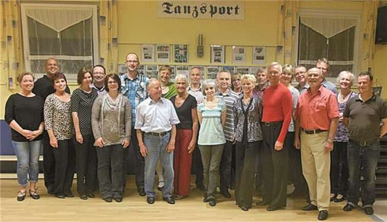 Die fleißigen Tänzer mit dem Ehepaar Bernd und Monika Kiefer (vorne: 3. und 4. von rechts). privat