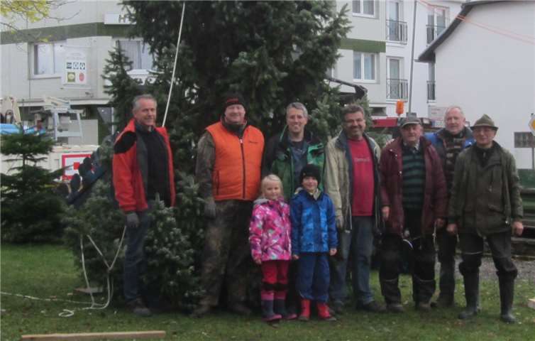 Die fleißigen Weihnachtsbaumaufsteller vor der Villiper Kirche.Privat