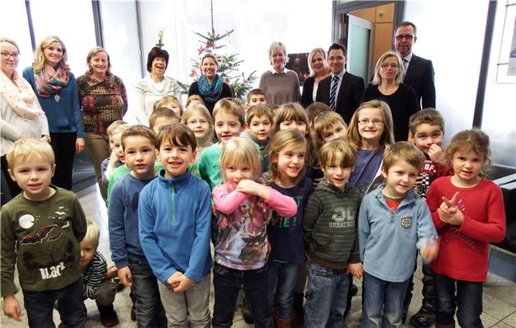 Die fleißigen Weihnachtsbaumschmückerinnen und -schmücker aus Oberzissen mit ihren Erzieherinnen und dem Volksbank-Team.VoBa