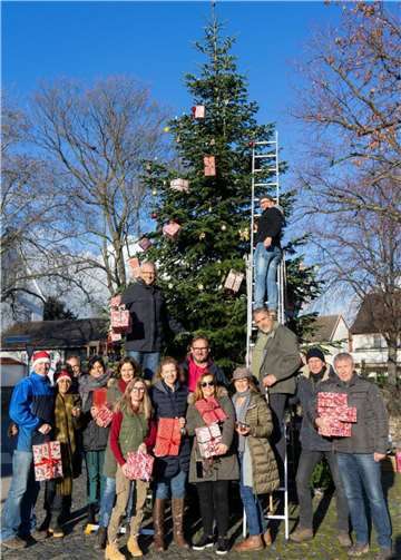 Die fleißigen Wormersdorfer vor dem geschmückten Baum.Foto: privat