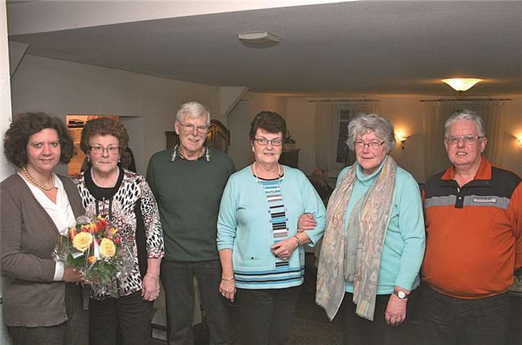 Die fleißigsten Chormitglieder bei den Chorproben des letzten Jahres mit der neuen Chorleiterin (von rechts) Paul Weber, Maria Esser, Helga Nachtsheim, Peter Hoppe, Marianne Nachtsheim und Andrea Ernst. WK