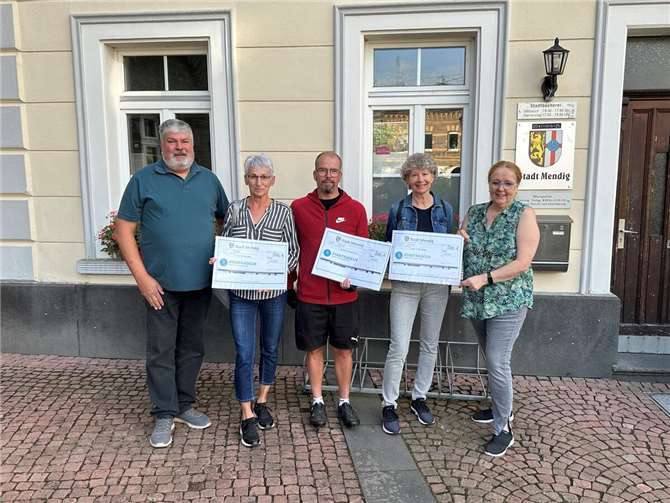 Die fleißigsten „Stadtradler“ erhielten jeweils eine Prämie von 100 Euro (von links): Stadtbürgermeister Achim Grün, Petra Bläser, Christoph Kettner, Elke Mintgen und Bibiana Koch-Mittler, Koordinatorin des „Stadtradelns“ für die Stadt Mendig.  Foto: Stefan Pauly/VG-Verwaltung Mendig