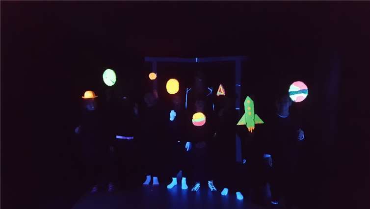 Die fluoreszierenden Farben und Materialien verbreiteten eine einmalige Stimmung.Privat