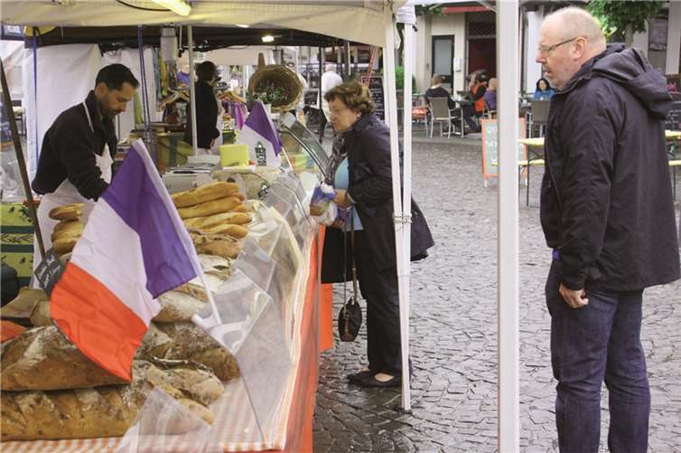 Die französische Fahne wehte nicht nur am Stand mit Nuss- und Feigenbrot. DL