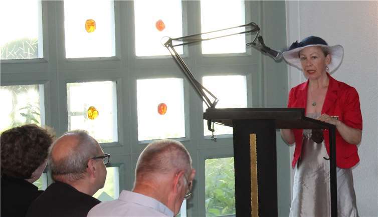 Die französische Generalkonsulin Pascale Trimbach bedankt sich im Namen Frankreichs für das Gedenken an die verstorbenen Kriegsgefangenen.