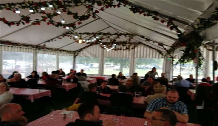 Französisches Savoir-vivre Die französischen Freunde hatten ein Abendessen im Festzelt vorbereitet.