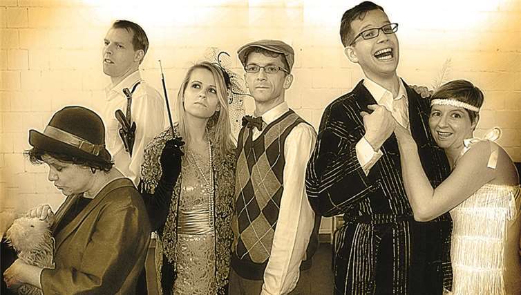 Die freie Bonner Theatergruppe „Die Appetizer“ ist mit Kostümen und Musik der 1920er Jahre nun auch in Koblenz zu sehen. privat