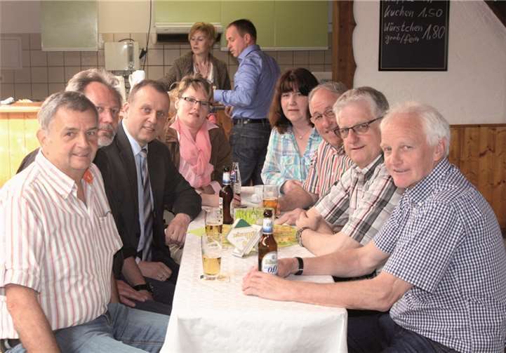 Die freien Wählergruppen besuchten mit Verbandbürgermeisters Johannes Bell das Ostereierschießen in Oberlützingen. Privat