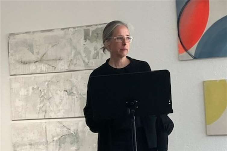 Die freischaffende Künstlerin Violetta Richard – übernimmt das Wort. Fotos: P. Lötschert, Kultursalon Koblenz