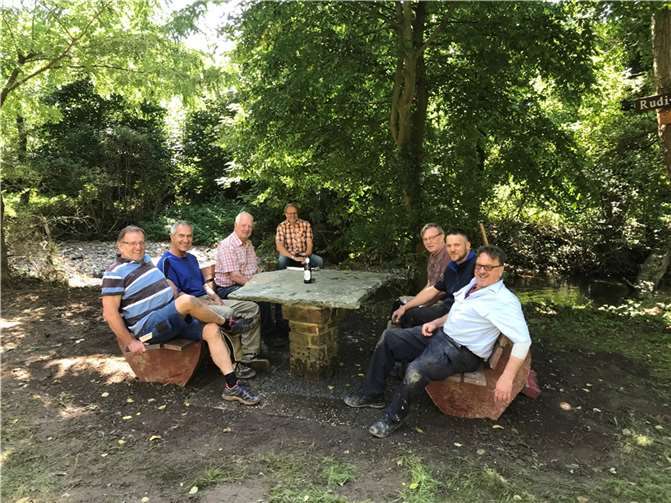 Beliebter Treffpunkt wurde Opfer der Fluten Die freiwilligen Helfer am neuen Treffpunkt. Foto: privat