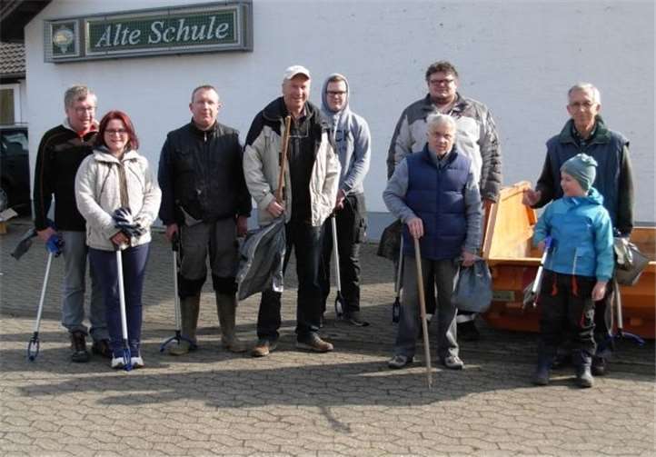 Die freiwilligen Helfer befreiten Ramershoven und Peppenhoven vom Müll. privat