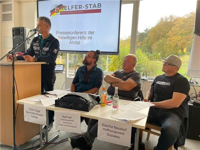 Die freiwilligen Helfer bei der Pressekonferenz. Foto: ROB