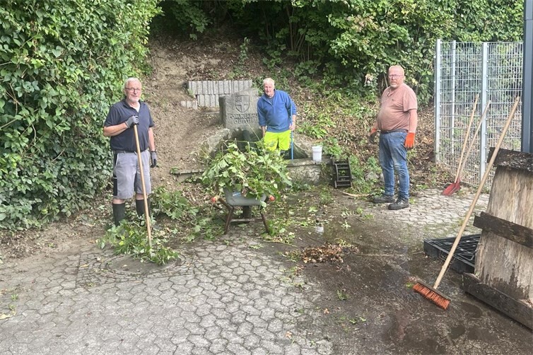 Die freiwilligen Helfer des Eifelvereins Kaisersesch bei den Arbeiten an der Pommerbachquelle