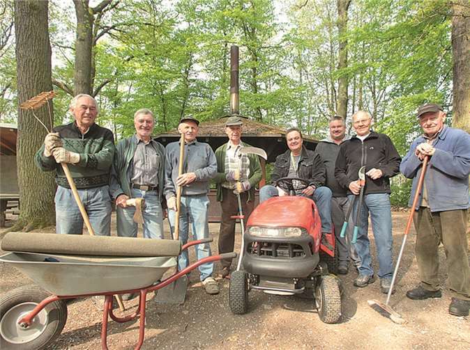 Die freiwilligen Helfer des Verschönerungsverein Segendorf sind eifrig damit beschäftigt, den Parkwald für ihre Jubiläumsfeier zum Glänzen zu bringen. privat