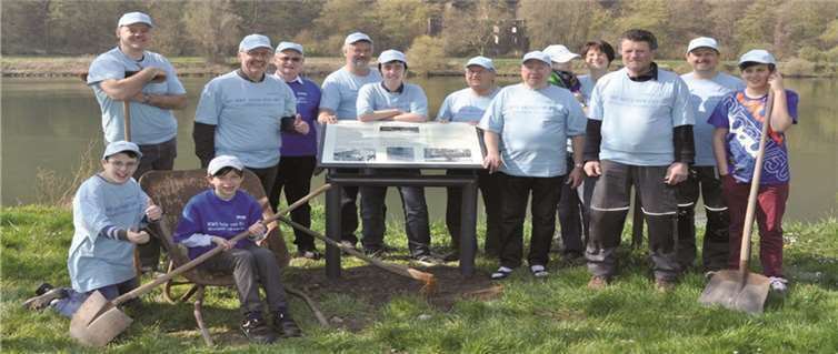 Die freiwilligen Helfer montierten die Informationstafeln.privat