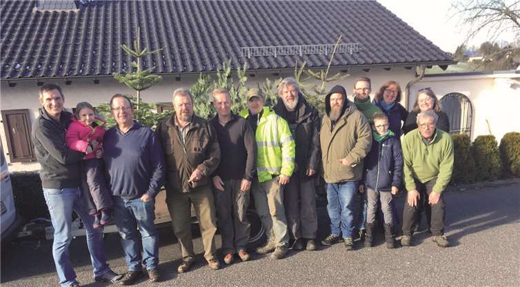 Die freiwilligen Helfer sammelten die Weihnachtsbäume im gesamten Ort. Foto: privat