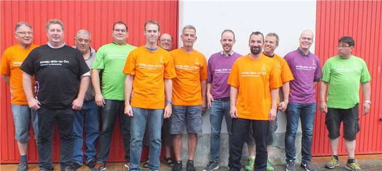 Die freiwilligen Helfer sind stolz auf den sanierten Spielplatz in Wimbach.Foto: innogy