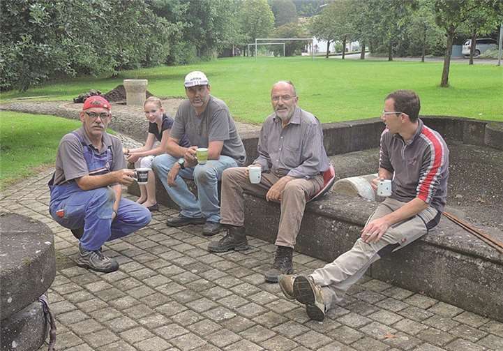 Die freiwilligen Helfer trafen sich am vergangenen Samstag, um die Mühlensteine umzufunktionieren. Privat