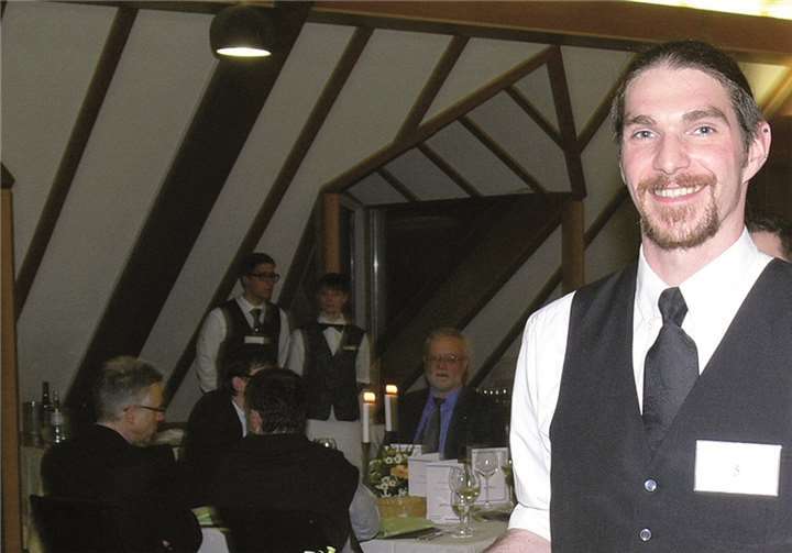 Talentierte Koch- und Hotel-Azubis präsentierten ihr Können Die freundliche Bedienung ist unter anderem wichtiger Bestandteil eines guten Tischservice.