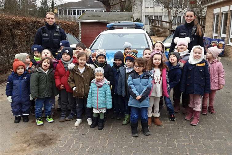 Die freundlichen Polizisten zeigten den Kindern alles ganz genau.Foto: Haus für Kinder
