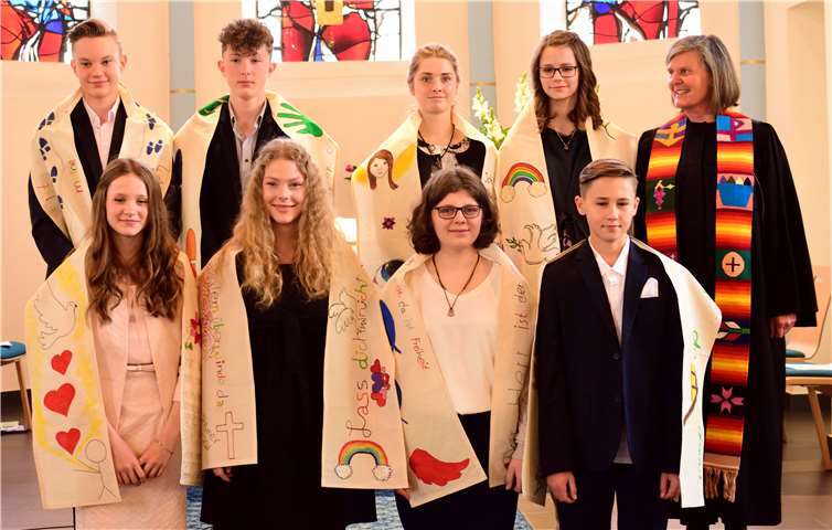 Die frisch Konfirmierten mit den Stolen, die sie selbst gestaltet hatten. Foto: privat