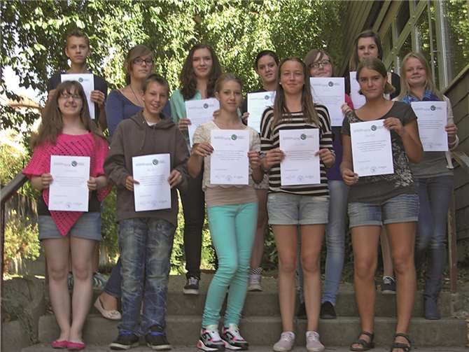 Die frisch ausgebildeten Streitschlichter nach der Übergabe der Urkunden.privat