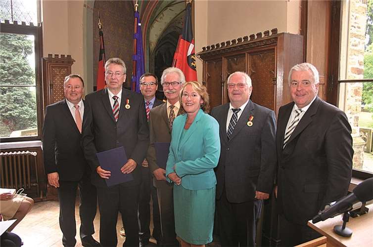 Die frisch ausgezeichneten Verdienstmedaillenträger mit Ehrengästen. (V.l.) Landrat Dr. Jürgen Pföhler, Werner Schüller, MdL Horst Gies, Willi Fuhrmann, Staatssekretärin Beate Reich, Joachim Moll, MdL Guido Ernst.  RÜ