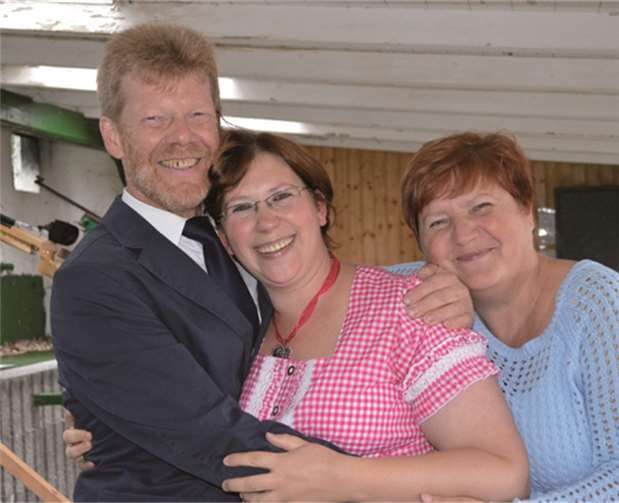 Die frisch gebackene Königin Daniela Felsch mit Mutter Marita Möhren und Stiefvater und Präsident Helmut Möhren.
