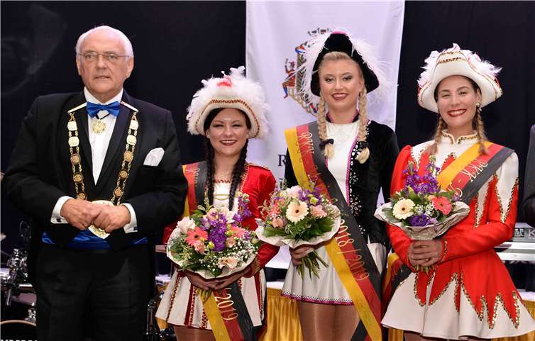 Die frisch gebackenen RKK Mariechen strahlen schon um die Wette, während der RKK-Präsident noch angespannt wirkt. V.l.: Präsident Hans Mayer. Barbara Noll, Luna, Ebertshäuser, Kirsten Weiden. Thomas Frank