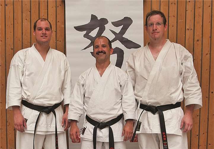 Die frisch gebackenen Shodan Karsten Hannes (li) und Jörg Renfordt (re) mit ihrem Sensei Andreas Sartorius.privat