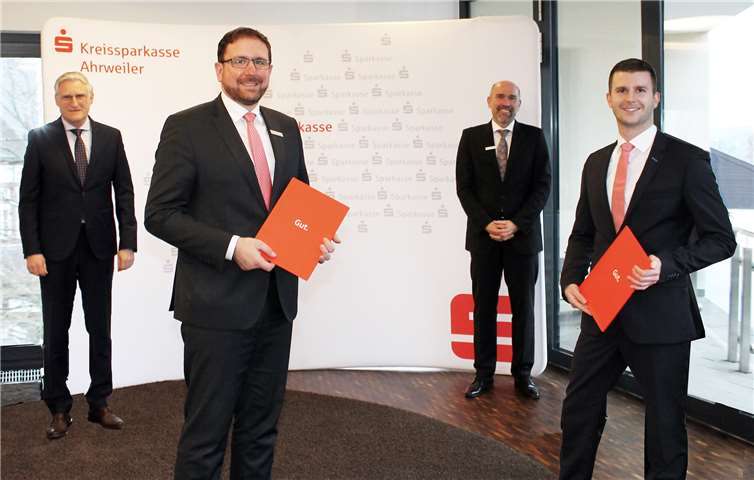 Die frisch gebackenen Testamentsvollstrecker Thorsten Breuer (vorne links) und Martin Schüller (r.) mit dem KSK-Vorstandsvorsitzenden Dieter Zimmermann (l.) und KSK-Vorstandsmitglied Guido Mombauer (hinten rechts). Foto:privat