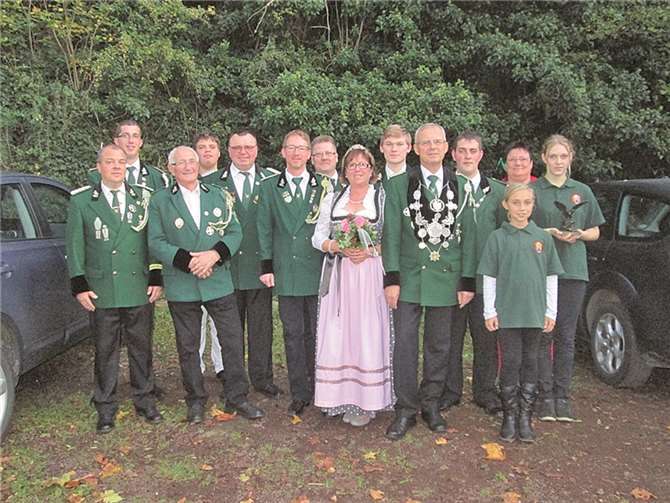 Die frisch gebackenen Vereinsmeister der Sankt Sebastianus Schützenbruderschaft Kruft: Martin Nagel, Bernd Kusenbach, Heinrich Müller, Justin Ströder, Brudermeister Hohenstein, Frank Wieczorek, Frank Gorzelanczyk, Königin Beate Auer, Marvin Hendges, König Reinhard Auer, Peter Morhardt, Kiara Mühlwitz, Rita Gorzelanczyk, Fabienne Mohr (v.l.n.r.).Privat