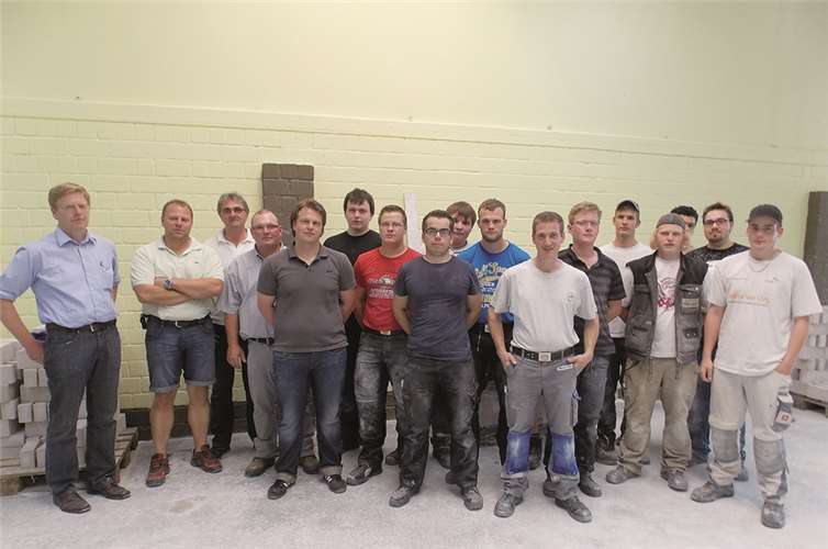 Die frisch gebackenen jungen Maurer wollen sich nun in der Arbeitswelt beweisen. privat