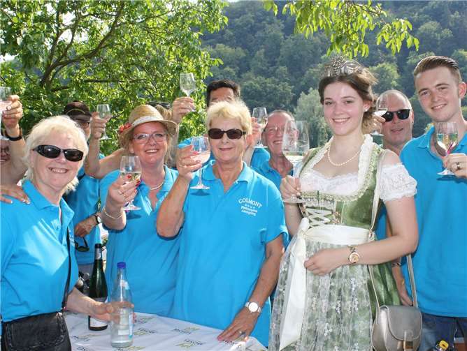 Die frisch gekrönte Weinkönigin Jil mischte sich mit Freude unter das weinfröhliche Volk. -TE-