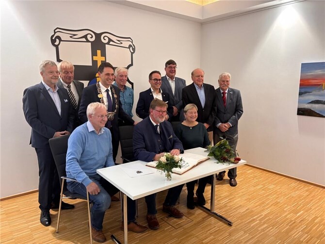 Die frisch gekürten Ehrenstadträte trugen sich auch ins Goldene Buch der Stadt Meckenheim ein. Vordere Reihe von links: Hans-Erich Jonen, Josef Dunkelberg, Anita Orti von Havranek. Hintere Reihe von links: Michael Sperling, Ferdinand Koll, Bürgermeister Sven Schnieber, Helmut Schulten, Joachim Kühlwetter, Dirk Ritter, Dieter Sossalla und Peter Zachow.  Foto: privat