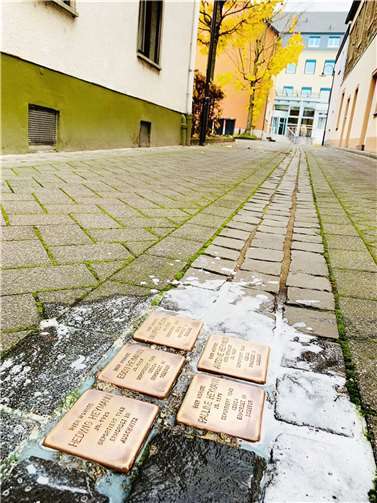 Die frisch gereinigten Stolpersteine der Familie Heymann in der Bendorfer Judengasse. Foto: Juso Bendorf